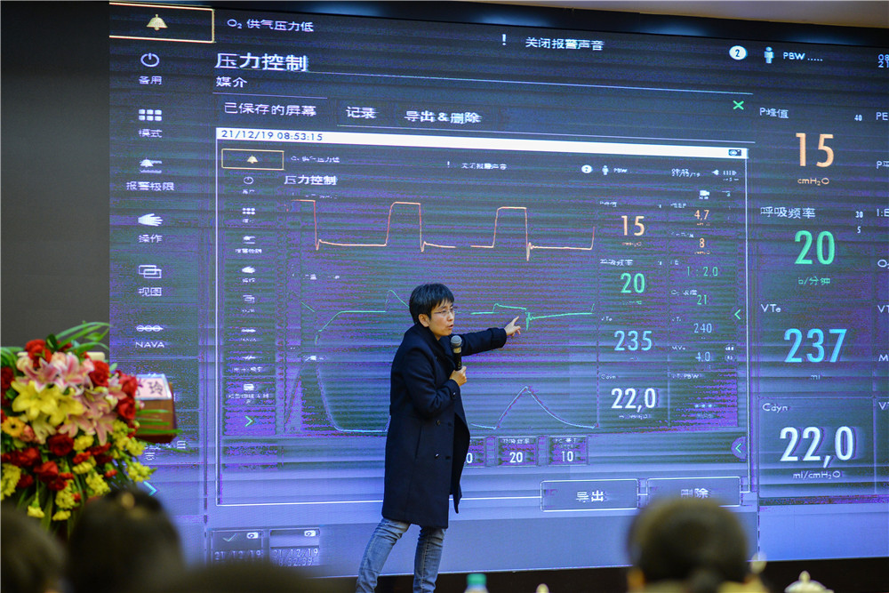 11,、劉玲主任進行呼吸機演示.jpg