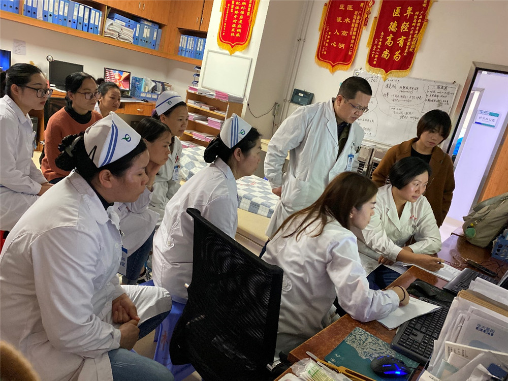 圖2：中山大學(xué)附屬第一醫(yī)院東院專家們分析病情.jpg