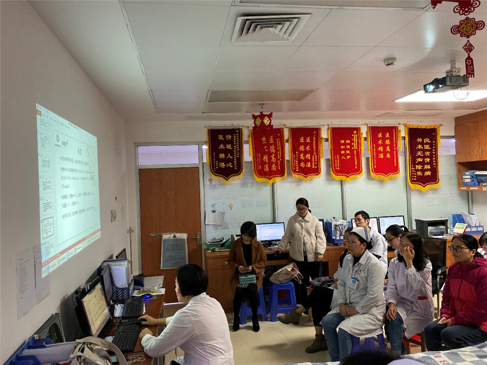 圖1：神經(jīng)內(nèi)科二區(qū)胡瑞婷副主任匯報(bào)病情.jpg