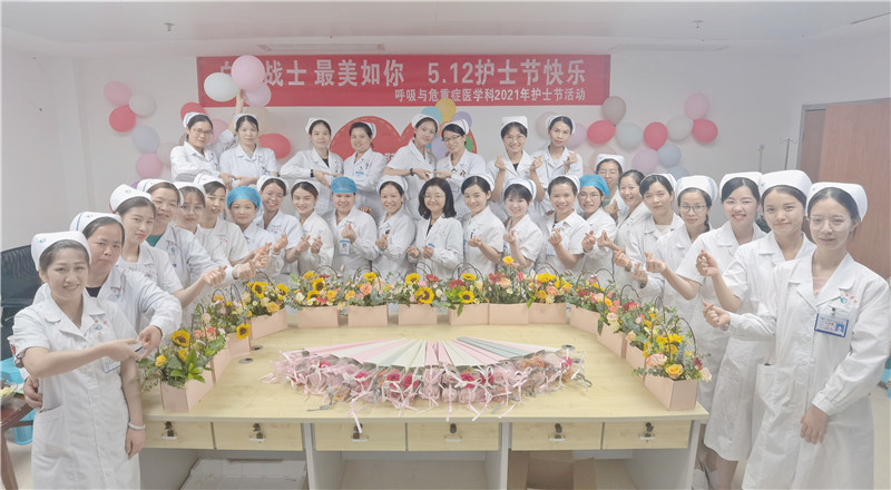 5.向永紅主任與呼吸護(hù)理團(tuán)隊(duì)合影.jpg