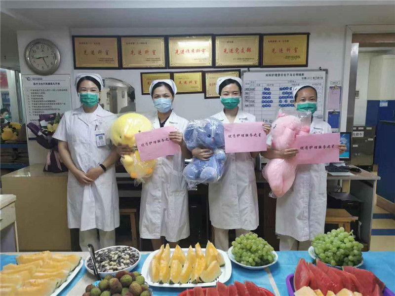 張紅丹護(hù)士長為獲獎(jiǎng)護(hù)士頒獎(jiǎng).jpg