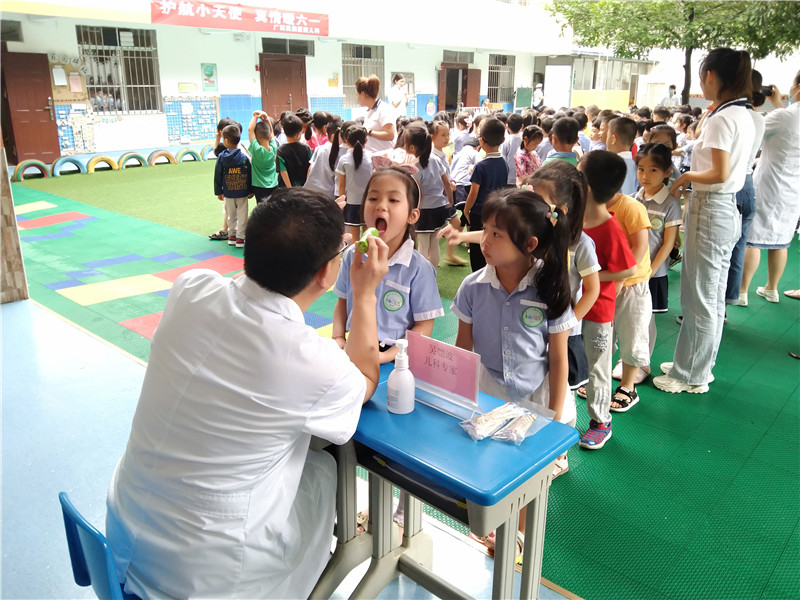 新生兒科吳主任為幼兒園的小朋友做檢查.jpg