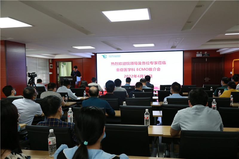 1醫(yī)務(wù)科鄒昂儒副科長(zhǎng)主持會(huì)議.jpg